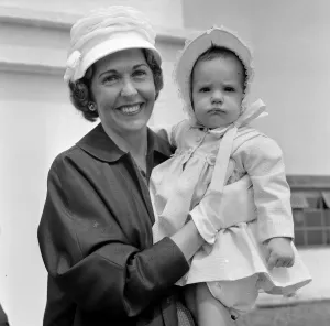 Barbara Riese, (épouse du joueur de tennis Fred Perry), photographiée avec leur fille Penny qui.