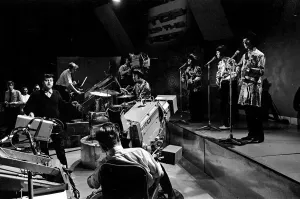 Les Tremeloes se produisent Silence Is Golden lors des répétitions de Top of the Pops à la BBC.