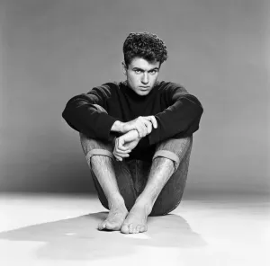 George Michael du duo pop des adolescents Wham ! pose dans le studio. 26 octobre 1982.