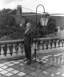Lacteur de Hollywood Cary Grant lors dune de ses visites fréquentes à sa ville natale de Bristol.