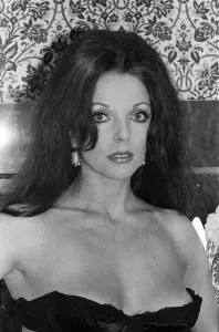 Lactrice Joan Collins. Mai 1983.