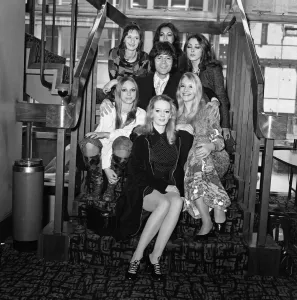Cliff Richard avec les danseurs Pans People. Cliff Richard a été élu Mr.
