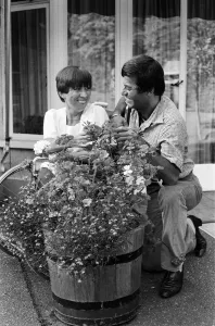 Tony Blackburn à la maison avec sa sœur Jacqueline. 3 septembre 1980.