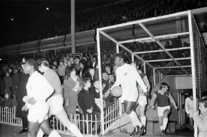 Tunnel Impressions: Aston Villa v Santos. Photographié, Pelé venant sur le terrain. 21 février 1972