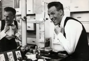 BRUCE FORSYTH DANS SON COSTUME DE LA SOIRÉE À LA TALK OF THE TOWN.