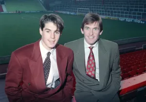 Jamie Redknapp avec lentraîneur de Liverpool Kenny Dalglish au stade Anfield après sêtre inscrit.