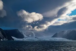 Nuages dramatiques, île de Devon, Nunavut, Arctique canadien, Canada, Amérique du Nord.