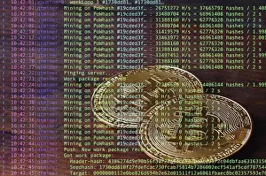 L'image du code du programme montrant le processus de minage de la crypto-monnaie en arrière-plan de l'image avec bitcoin.