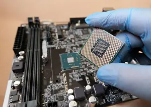 Images datées du 24 juin 2024: Le pind du CPU embarqué et du CPU en socket