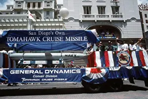 Représentants de la General Dynamics Corp. sur un remorque avec une missile de croisière BGM-109 Tomahawk pendant le défilé "San Diego Salutes les troupes".