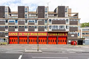 signe au-dessus de la caserne dincendie de shoreditch, old street, london uk lamour est le courir vers.