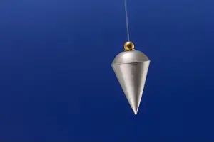 Un pendule dargent oscillant de côté à côté.