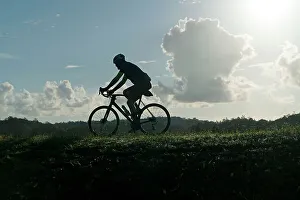 Silhouette dhomme en train de faire du vélo.