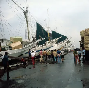 Un portuaire à quai au port de Jakarta, Java, Indonésie dans les années 1980.