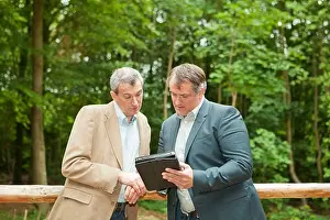 Images datées du 11 mai 2012: Les hommes d'affaires utilisant un ordinateur tactile.