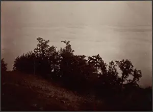 Impressions de Au sommet de la montagne Santa Lucia en Californie du Nord, Carleton Watkins attendait impatiemment le moment où la lune se positionnerait entre le soleil et les nuages Carleton Watkins Impressions: Image de nuages - Éclipse solaire, prise par Carleton Watkins.