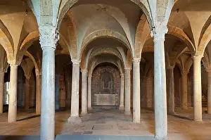 Last Resting Place Italy Impressions: Crypt with a vaulted ceiling and lots of columns