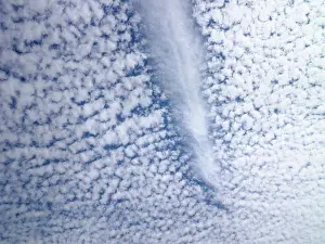 Avril Impressions: Courant-jet se dissipant sur un chemin à travers des nuages mous.
