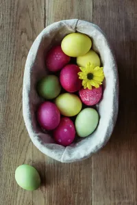 Easter Eggs And Flowers Impressions: Flowers and Easter eggs on table