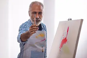 Impressions de UN VIEILLARD SE FAISANT PHOTOGRAPHIER DEVANT LA CAMÉRA AVEC UN Pinceau DANS LA MAIN Août Impressions: UN VIEUX HOMME POSANT DEVANT LA CAMÉRA AVEC UN Pinceau À LA MAIN.