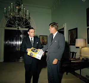 Impression encadrée : Le représentant Edward P. Boland du Massachusetts présente le dictionnaire international de Webster au président Kennedy. Impression encadrée : Le représentant Edward P. Boland du Massachusetts présente le dictionnaire international de Webster au président Kennedy.