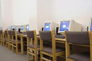 Décembre Impressions: Une rangée d'ordinateurs dans la bibliothèque scolaire.