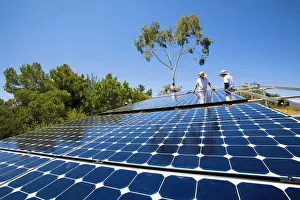 Avril Impressions: Ouvriers installent un panneau solaire sur une pente en Malibu