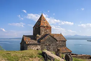 Lac Impressions: L'église orthodoxe arménienne de Sevanavank au-dessus du lac Sévan.