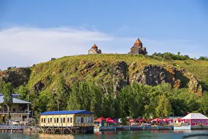 Lac Impressions: L'église orthodoxe arménienne de Sevanavank au-dessus du lac Sévan.