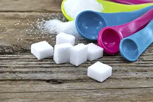 Wooden Table Settings Impressions: Array of sugar presentations on a wooden table