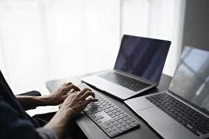 Images datées du 27 août 2024: Homme asiatique ingénieur logiciel En train de travailler sur un ordinateur à son bureau pour écrire du code de