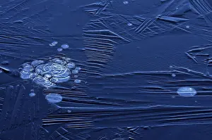 Frozen Winter Scene Impressions: Bubbles and structure in ice
