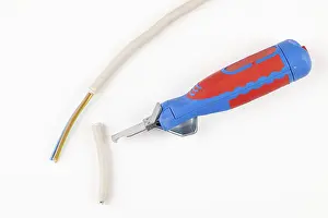 Studio Shot Background Impressions: A cable and a cable puller in red and blue on a white background