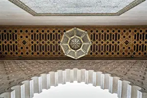 Impressions de Détail du plafond avec lampe, arabesque, ornements dans l'aire d'entrée, vue depuis en bas, Mausolée à Rabat, Rabat-Sale-Kenitra, Maroc Rabat Impressions: Détail du plafond avec lampe.