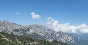 Mountain Pass Photography Impressions: Cliffs and rocks in front of clouds