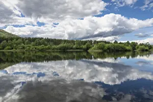 Le Fleuve Impressions: Réflexion de nuage dans la rivière Glomma (Glåma).