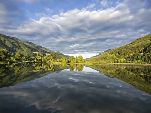 Lake Reflection Photography Impressions: Clouds are reflected in the lake