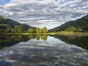 Images datées du 13 juin 2024: Les nuages sont reflétés dans le lac.