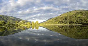 Images datées du 13 juin 2024: Les nuages sont reflétés dans le lac.