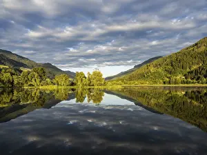 Images datées du 13 juin 2024: Les nuages sont reflétés dans le lac.