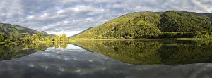 Images datées du 13 juin 2024: Les nuages sont reflétés dans le lac.