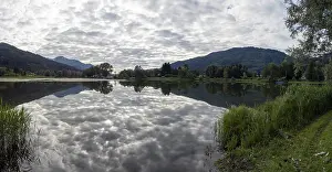Impressions de Les nuages sont réfléchis dans le lac, Gaishorner See, vue panoramique, Gaishorn am See, Paltental, Styrie, Autriche Images Liées Impressions: Les nuages sont réfléchis dans le lac.