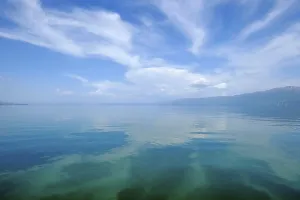Lac Impressions: Nuages réfléchis dans la surface de l'eau.