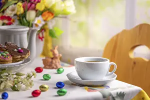 Empty Coffee Table Scene Impressions: Cosy coffee table with Easter biscuits and spring decorations in the background