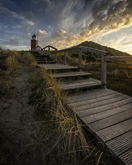Phares Impressions: Phare à la lumière du crépuscule, phare avec dune de sable.