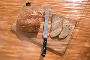 Coloured Food Photography Impressions: Cutting bread