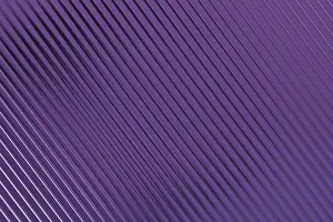 Impressions de Les lignes diagonales pourpre créent un motif rythmique, texture brillante avec des reflets bleu-violet subtils, profondeur lisse. Arrière-plan géométrique abstrait minimaliste Formes Géométriques Impressions: Les lignes diagonales pourpre créent un motif rythmique.