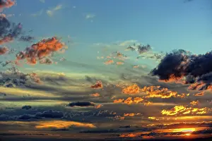 Cloudy Evening Sky Impressions: Dramatic cloud atmosphere, sunset with clouds