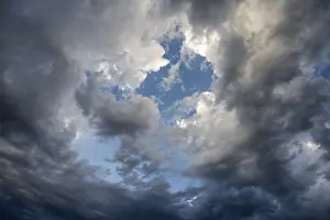 Dramatic Cloud Formation Impressions: Dramatic cloud formation in front of a summer thunderstorm