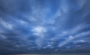Stormy Sky Impressions: Dramatic stormy sky with cloud